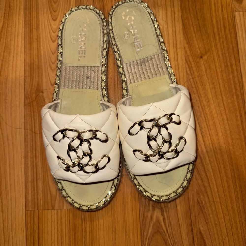 CHANEL White Quilted Chain Sandals